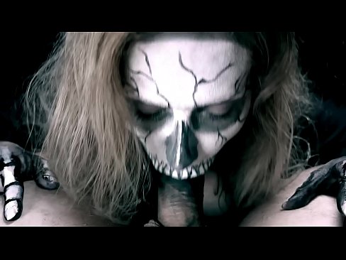 ❤️ Demon cailín sucking coileach lena béal dubh agus shlogtha cum. ️❌ Porn bhaile linn